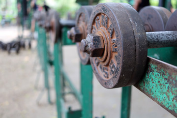 Gewichte im Outdoor Gym