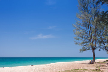 Fototapeta na wymiar Beautiful sea and blue sky at Andaman sea,thailand