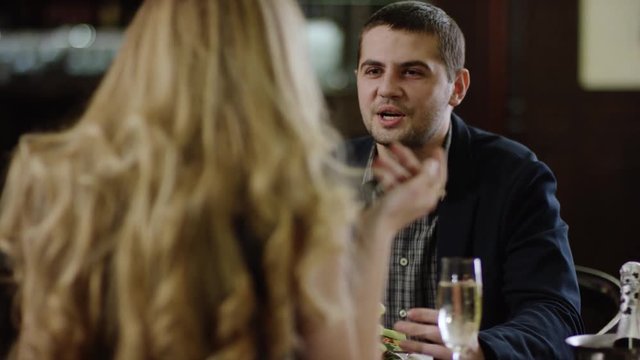 pair breaking up in restaurant