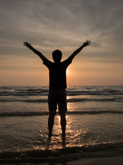 Fototapeta na wymiar silhouette man on the beach