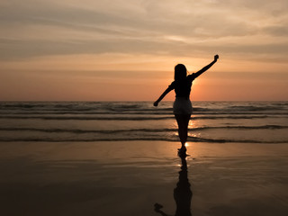 Fototapeta na wymiar silhouette woman on the beach