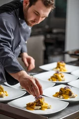 Keuken spatwand met foto Young chef prepares meals © Grafvision