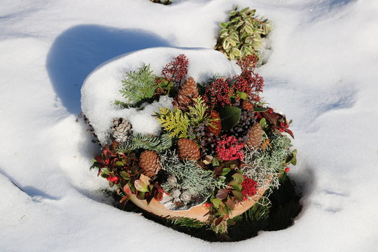 Grabschmuck im Winter mit Schnee