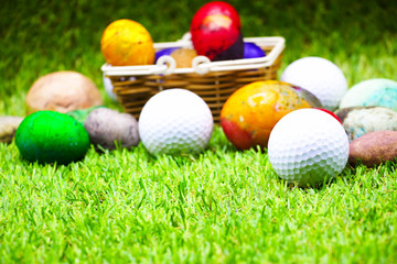 Naklejka premium Golf balls with easter eggs are on green grass.