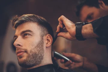 Papier Peint photo Lavable Salon de coiffure Bel homme chez le coiffeur se fait couper les cheveux
