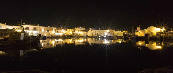 Fototapeta premium White walls of greek town reflecting in water