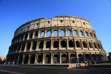 Fototapeta premium Il Colosseo e altri monumenti di Roma. Una città piena di storia. 