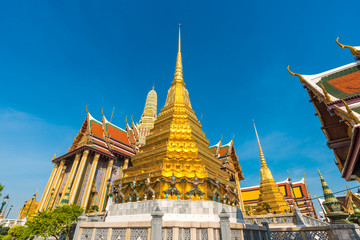 Fototapeta premium Golden pagoda with giant statue at Royal grand palace temple