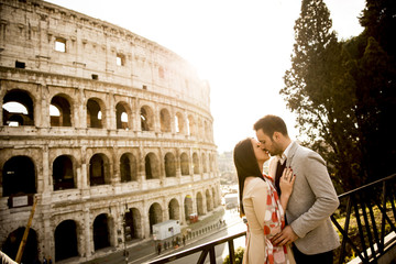 Fototapeta na wymiar Loving couple in front of the Colosseum in Rome
