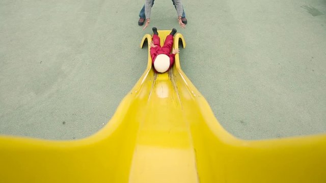 enfant air de jeux avec toboggan 