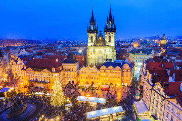 Fototapeta premium Praga, Republika Czeska. Jarmark bożonarodzeniowy na Rynku Starego Miasta.