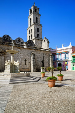 Plaza de San Francisco mit Kirche und Brunnen, Havanna, Kuba 