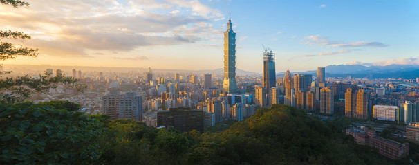 Obraz premium Panorama miasta Tajwan o zachodzie słońca