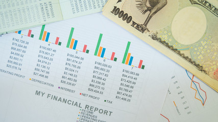 Obraz premium Statement report with money in financial concept.