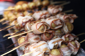 Potatoes baked in bacon