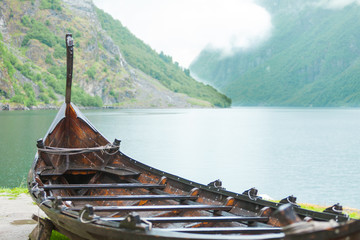 Fototapety  Stara drewniana łódź wikingów w norweskiej przyrodzie