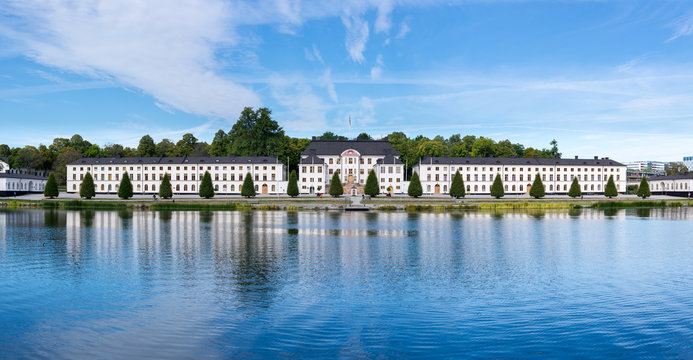 Det st&aring;tliga Karbergs slott i Solan  som inrymmer Mil&auml;rh&ouml;gskolan Karlberg 3/3