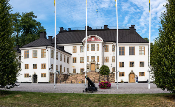 Det st&aring;tliga Karbergs slott i Solan  som inrymmer Mil&auml;rh&ouml;gskolan Karlberg 1/3