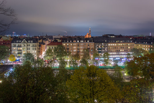 Utsikt &ouml;ver Sveav&auml;gen fr&aring;n Obersvatorielunden p&aring; natten 2/3