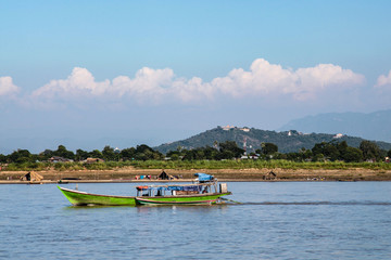 Fototapeta na wymiar Myanmar - Burma - Fahrt auf dem Irrawady nach Mingun