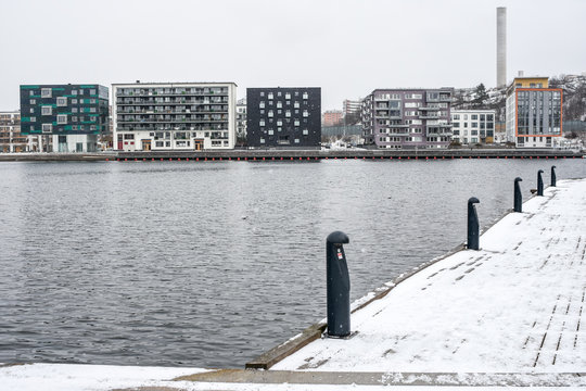 Moderna hus p&aring; Henriksdalskajen i Stockholm en mulen vinterdag 1/2