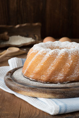 Leckerer Napfkuchen mit Staubzucker