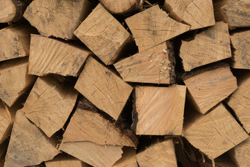 frisch geschichtetes Holz