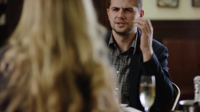 pair breaking up in restaurant