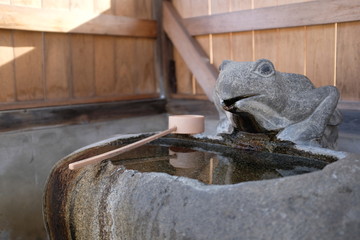 カエルの待つ手水舎