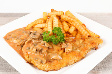 Schnitzel mit Champignonsoße
