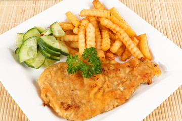 Schnitzel Wiener Art mit Pommes
