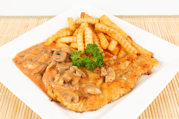 Schnitzel mit Champignonsoße