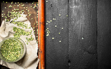 Green beans in bowl on old tray . On the black wooden table.
