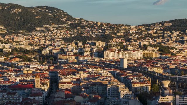 Time lapse du coucher du soleil par temps clair de la ville de Nice, France, French Riviera