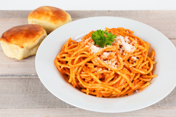 Spaghetti Napoli mit Pizzabrötchen