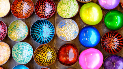 Bunte Schalen auf Holztisch, Hintergrund, Textur