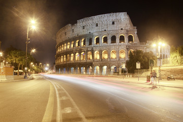 Obraz na płótnie Canvas Il Colosseo e altri monumenti di Roma. Una città piena di storia. 