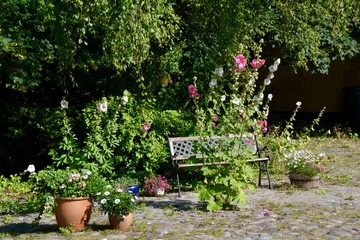 Sommerzeit - Idyllischer Sitzplatz im Garten