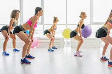 Obraz premium Slim active girls in gym