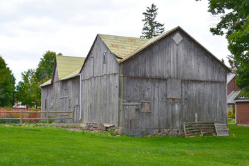 Obraz premium Barn. Unfiltered, with natural lighting. An old gray rustic barn.
