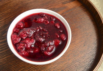 Малиновое варенье изготовлено из ягод. Варенье обладает целебными свойствами и восхитительным вкусом. Сварено в домашних условиях.