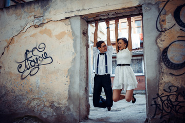 Obraz na płótnie Canvas happy and loving couple walking and make photo in the old city