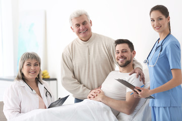 Obraz premium Doctors visiting patient in hospital