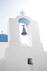 podświetlany zbliżenie bielonej i niebieskiej dzwonnicy greckiego kościoła prawosławnego w Ios Grecja - 138608567