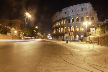 Fototapeta na wymiar Il Colosseo e altri monumenti di Roma. Una città piena di storia. 