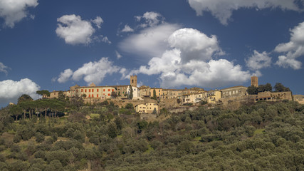 Fototapeta na wymiar Beautiful panorama of the medieval village of Montepescali overlooking the whole hill and the forest below, Grosseto, Tuscany, Italy
