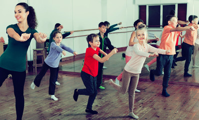 Obraz premium Children dancing contemp in studio smiling and having fun