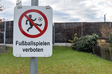 Schild Fußballspielen verboten,