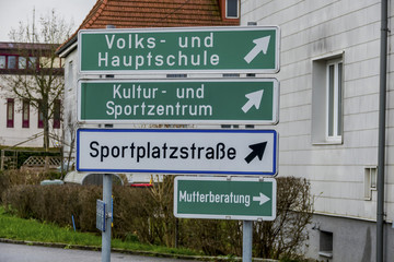 Obraz premium Verschiedene Schilder in einer Kommune