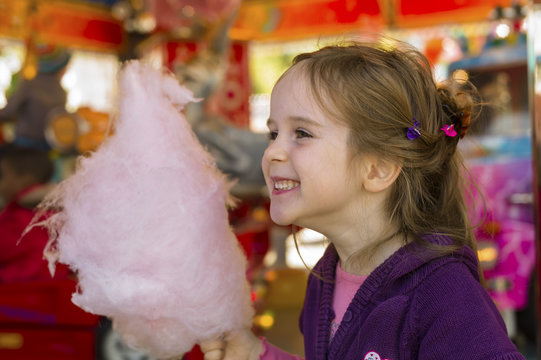Kind mit Zuckerwatte